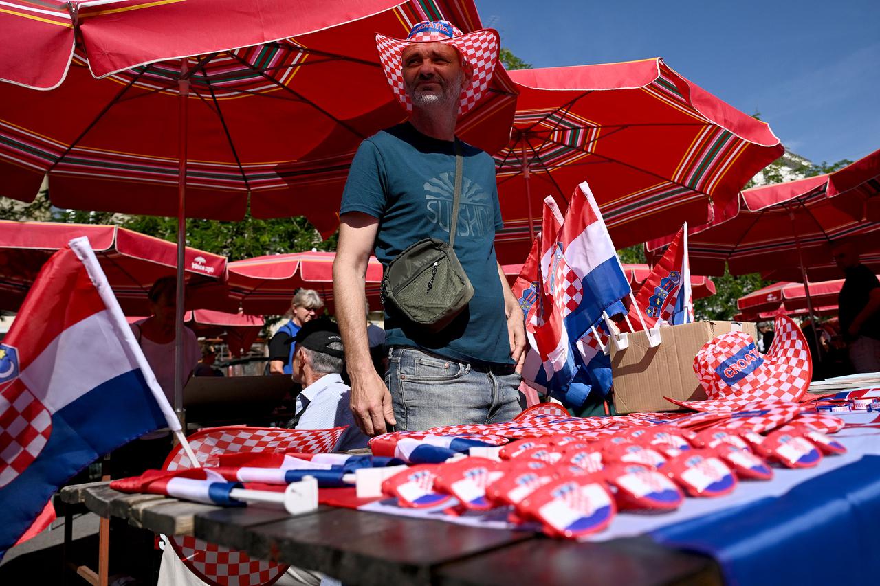 Zagreb: Sajam antikviteta na Britanskom trgu u ponudi ima i navijačke rekvizite