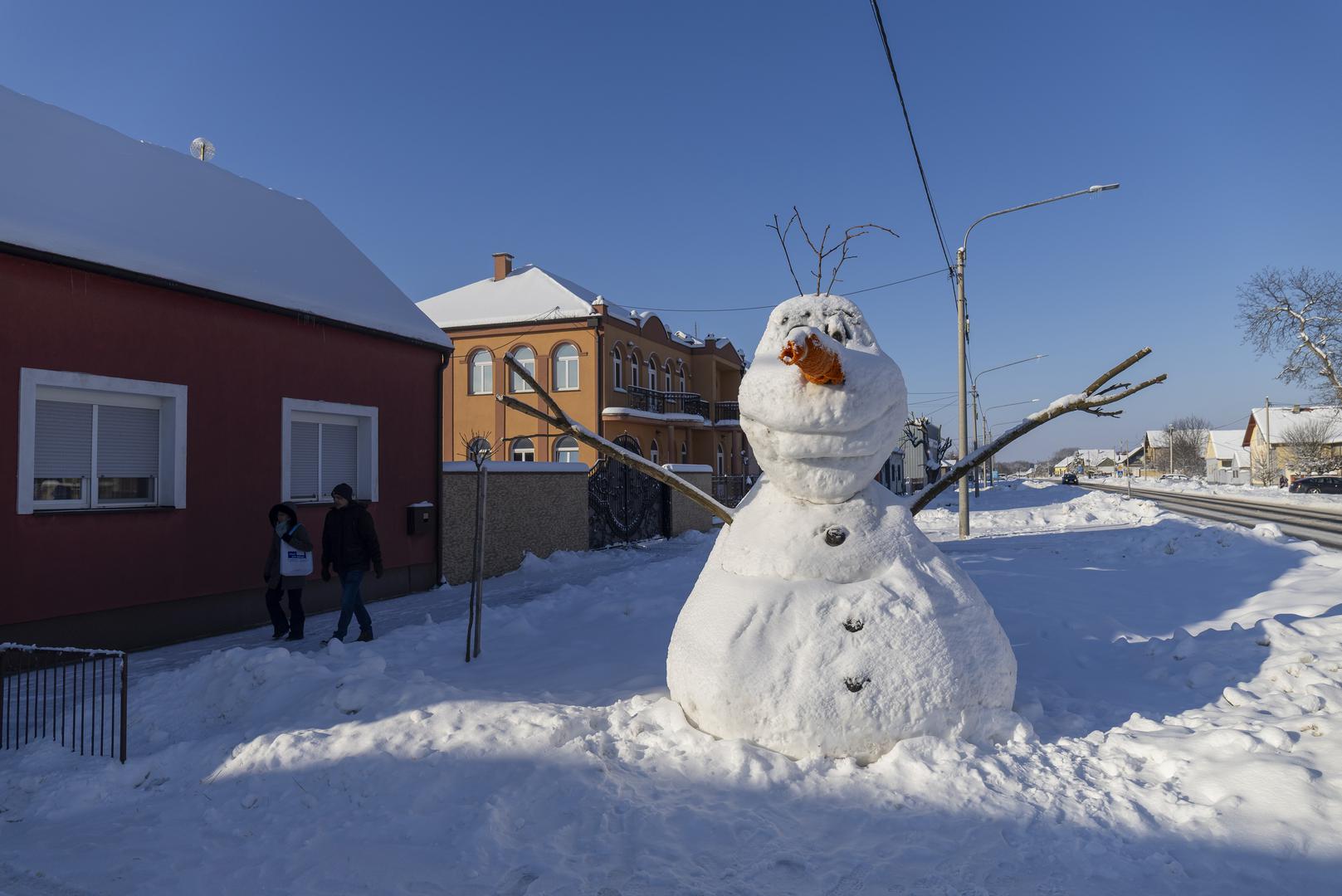 A sad pitamo vas, koji vam je bolji: brodski snježni div ili Olaf iz Bijelog Brda? 