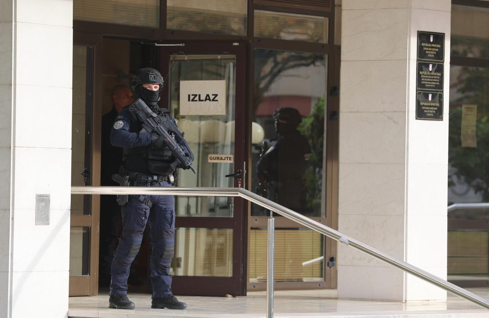 "Jutros oko 8:50 zaprimljena je dojava da je postavljena eksplozivna naprava u prostorijama Županijskog suda u Splitu nakon čega su odmah upućeni policijski službenici na mjesto događaja. Evakuirani su svi zaposlenici i stranke te slijedi protueksplozivni pregled", potvrdili su iz splitske policije za Dnevnik.hr.