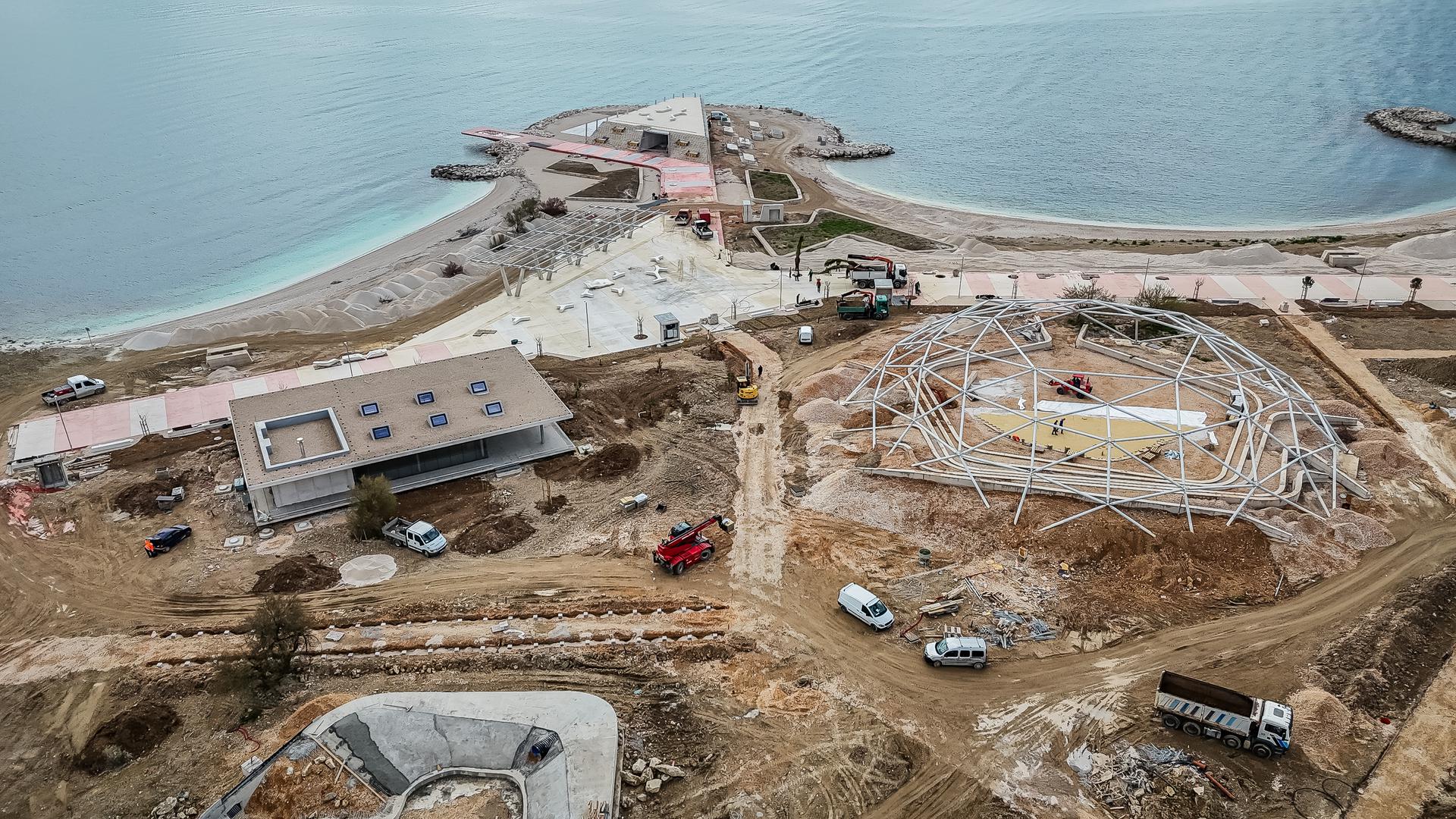 Gradonačelnik Ivica Puljak već najavljuje kako će Žnjan postati jedna od najljepših plaža na Mediteranu. Očekuju se biciklističke staze, šetnice, igrališta, amfiteatar i brojne ugostiteljske ponude. 