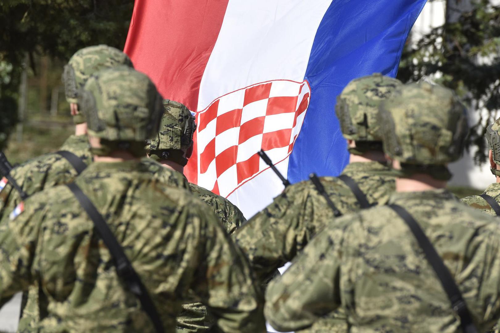 U prigodnom obraćanju na svečanosti davanja prisege, predsjednik Milanović podsjetio je da Hrvatska 18 godina nije imala novačenja "zato što je prije osamnaest godina odaziv na novačenje bio mali". "Praktički su svi birali civilno služenje, to je ustavna mogućnost i kategorija, tako da se tada od toga odustalo. Ovo danas je i rezultat potrebe Hrvatske da ima vojsku, da je popuni, da pored profesionalne vojske imamo i pričuvu", dodao je Predsjednik.