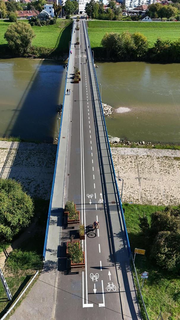 "Pažljivo odabrane biljne vrste osiguravaju ugodne mikro ambijente tijekom cijele godine, a klupe u hladu pružaju zaklon i miran prostor za predah, posebno su prilagođene i starijim korisnicima", navodi se u objavi Grada Zagreba na društvenim mrežama. Novost su i biciklističke trake širine tri metra, koje jasno razdvajaju bicikliste od pješaka, čineći most sigurnijim i ugodnijim za sve korisnike.