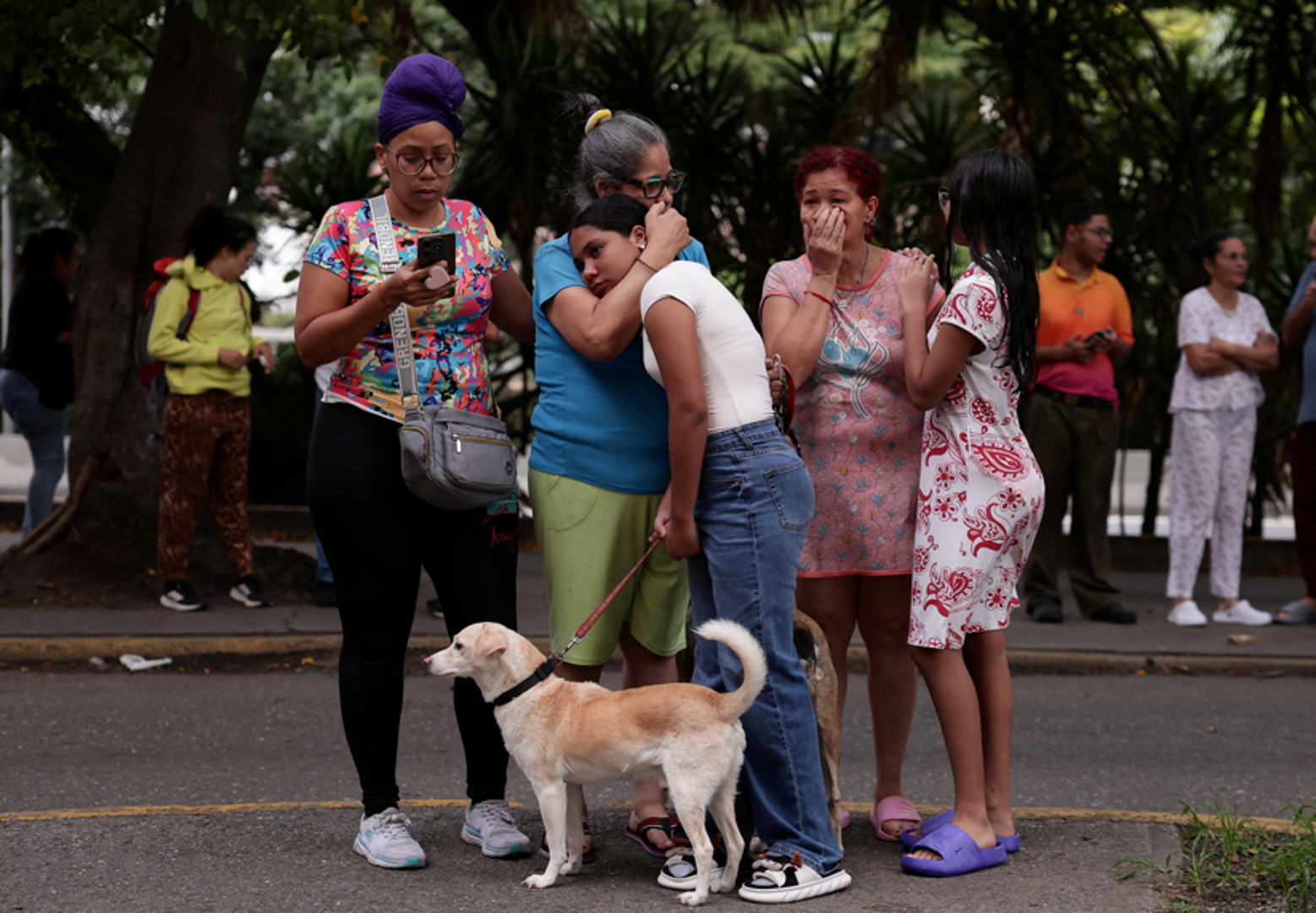 Potres magnitude 7,5 pogodio je sjevernu obalu zemlje samo 40 sekundi nakon predpotresa magnitude 7,2. Epicentri su bili u blizini grada Moróna, zapadno od glavnog grada Caracasa.