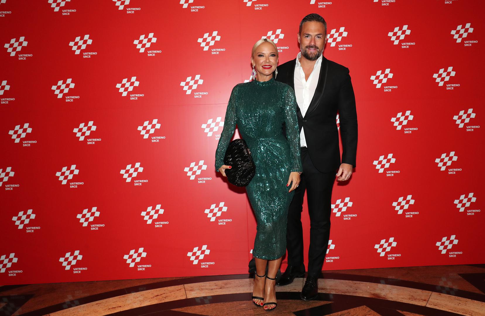 Prije Nenada neko vrijeme je bila solo, a svoje ljubavne veze nikada nije skrivala