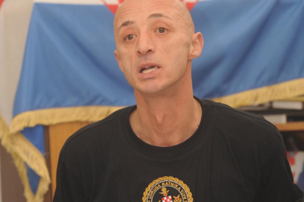 'za dalmaciju....030310....sibenik U prostorijama sibenske HVIDRE odrzana tiskovna konferencija na kojoj je Petar Janjic-Tromblon obznanio da ce Udruga ratnika hrvatskog obarmbenog rata i HVIDRA siben