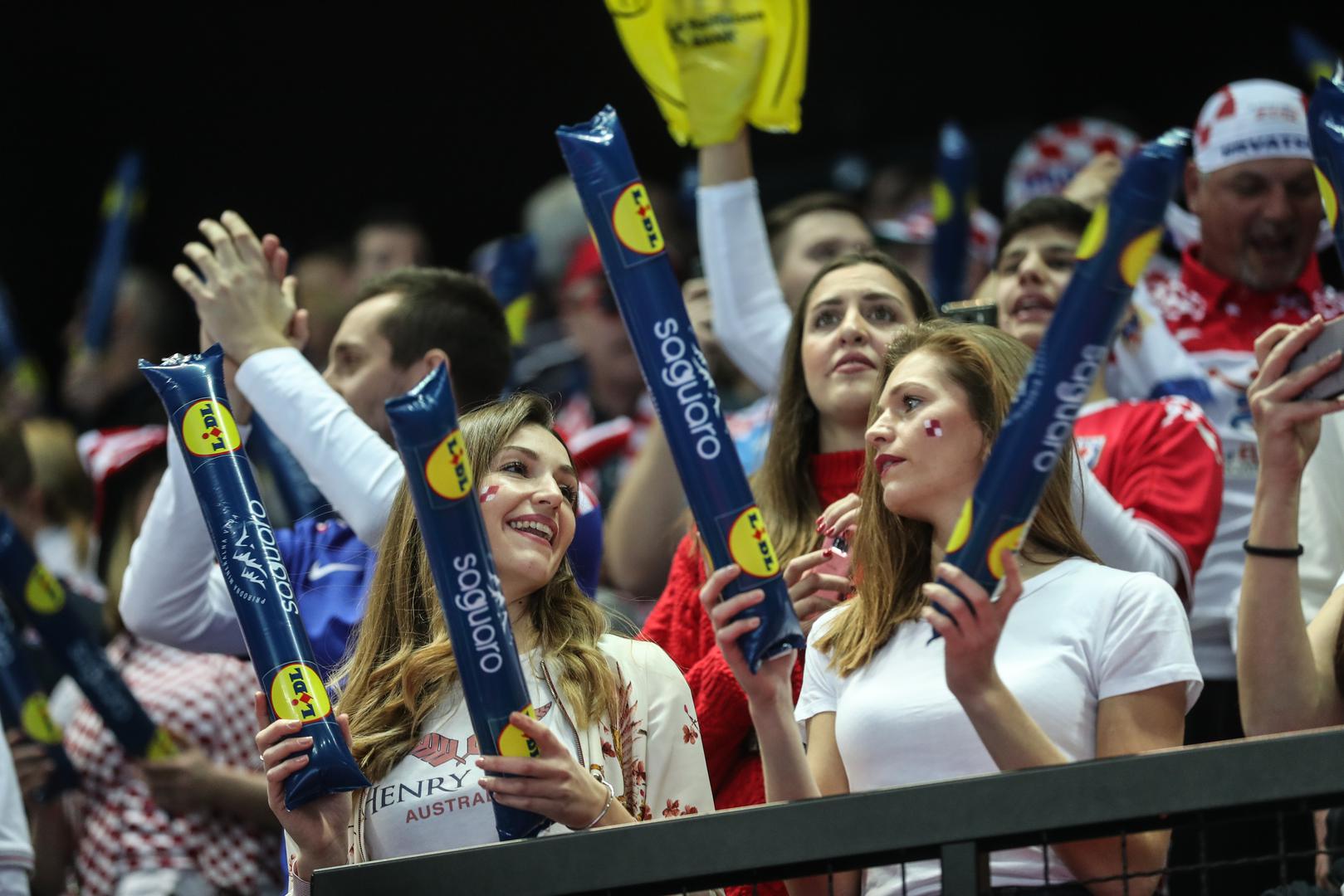 Tako su na tribinama Spaladium Arene na utakmici s Islandom viđene brojne lijepe hrvatske navijačice... 