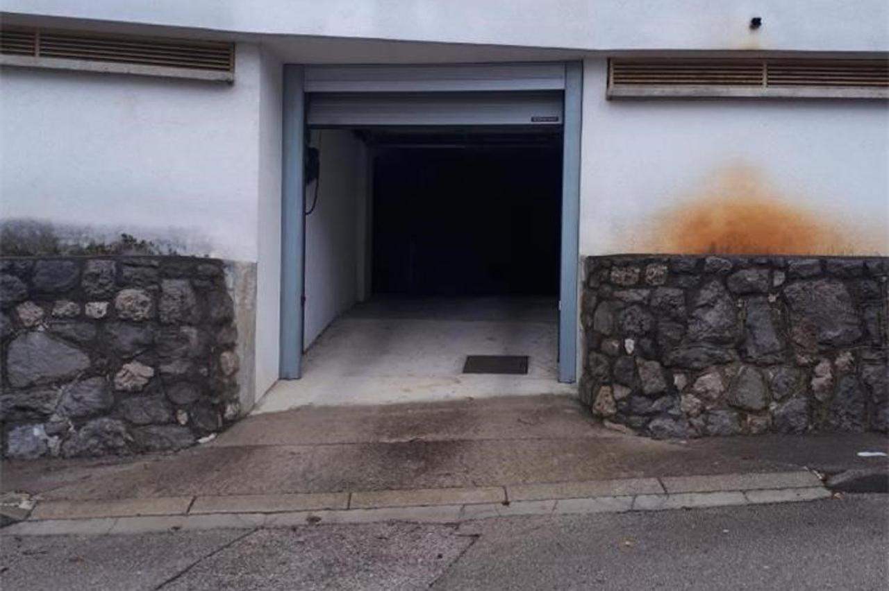 Državna garaža na prodaju