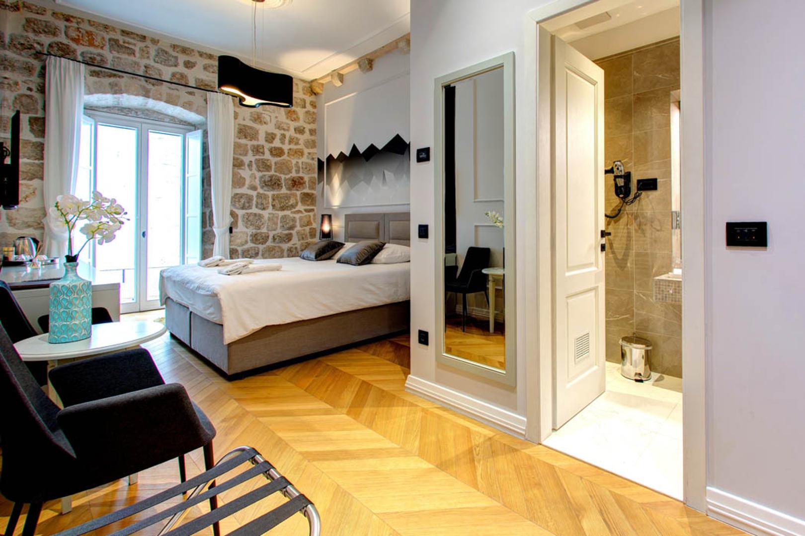 Hrvatski košarkaš i član NBA momčadi Brooklyn Netsa, Bojan Bogdanović se u ljeto 2023. vjenčao u Dubrovniku i to za Dubrovkinju Zrinku Šahurić.