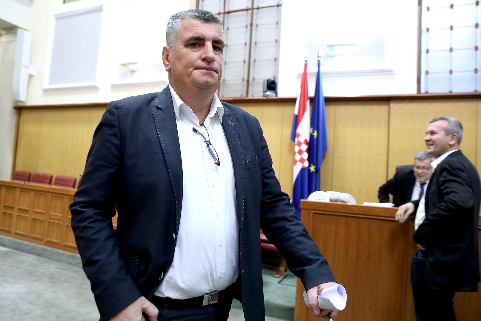 Kad su zastupnici krenuli na tajno glasanje o novom Povjerenstvu za odlučivanje o sukobu interesa Mostov Miro Bulj krenuo je na Željka Lackovića, koji mu je navodno tijekom cijele rasprave spominjao ratni put.
Bulj se prvo verbalno sukobio s Lackovićem, a onda i sa Milijanom Brkićem. Iako je verbalna razmjena umalo prerasla u fizički sukob, Bulja su primirili Božo Petrov i Nikola Grmoja te ga odveli van sabornice.