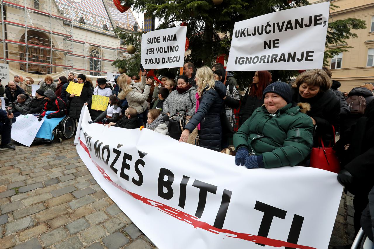 Zagreb: Prosvjed na Markovom trgu Udruge obitelji djece s teškoćama u razvoju "Sjena"