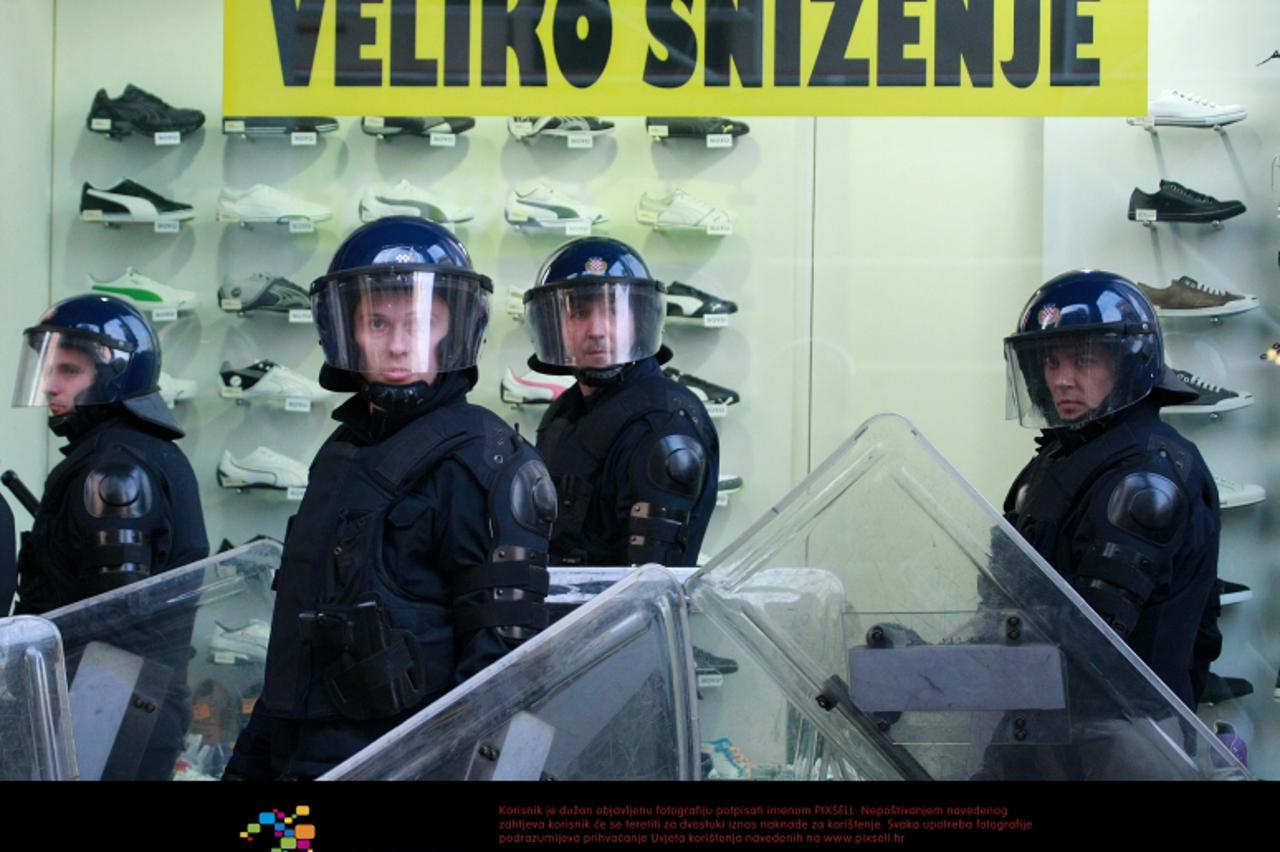 \'26.02.2011., Trg bana Josipa Jelacica, Radiceva, Zagreb - Nakon sto su na Trgu bana Josipa Jelacica branitelji zavrsili sa mirnim prosvjedom, prosvjednici okupljeni preko Facebook-a krenuli su prema
