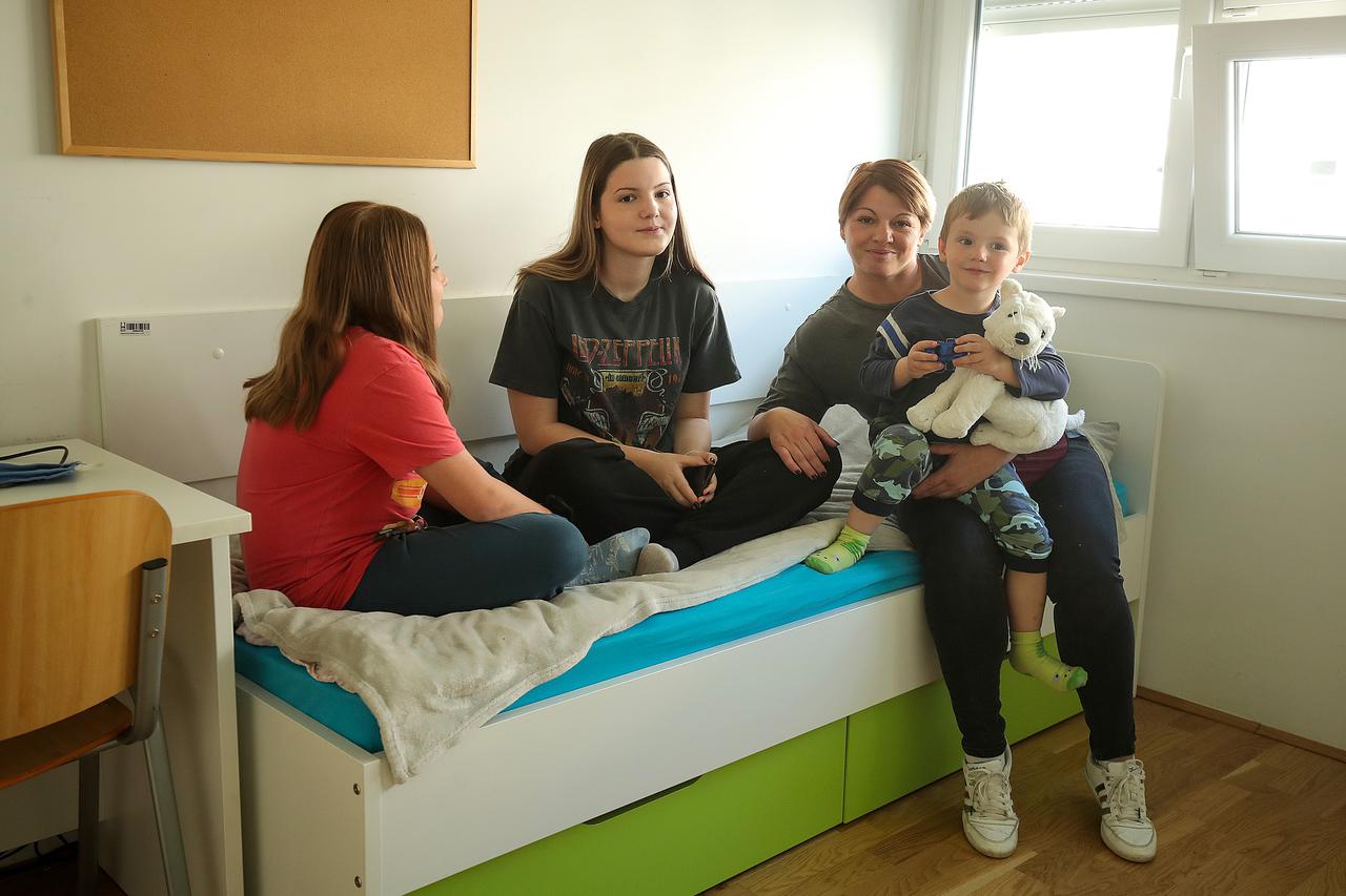 Nakon potresa neke su obitelji smještene u studentski dom Cvjetno naselje