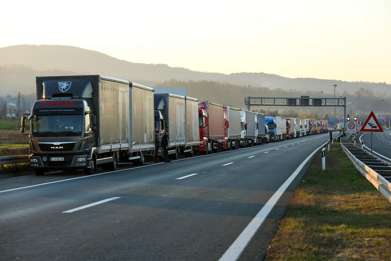 Konvoj kamiona čeka polazak prema Srbiji i BiH