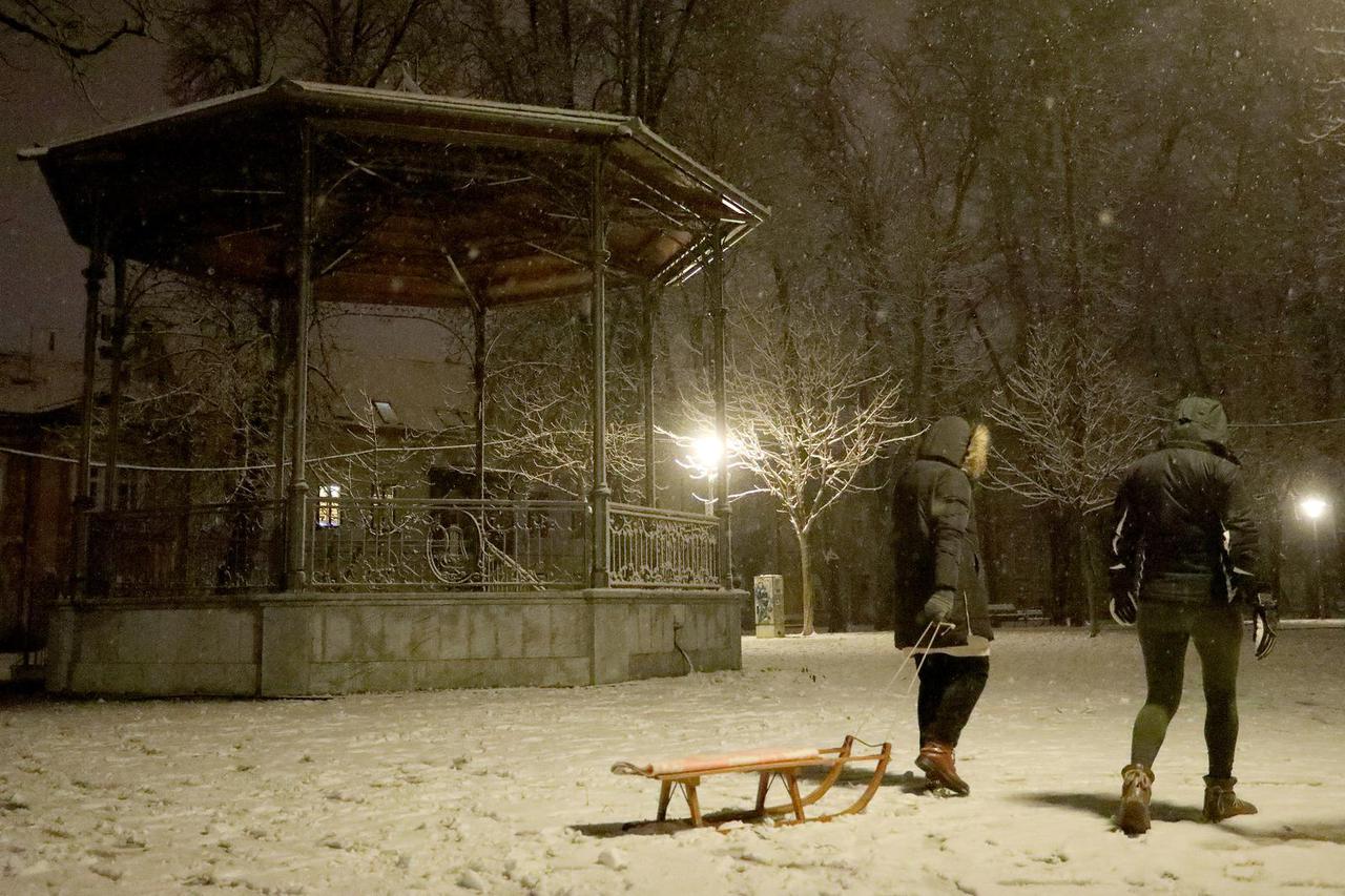 Karlovac u večernjim satima zabijelio snijeg