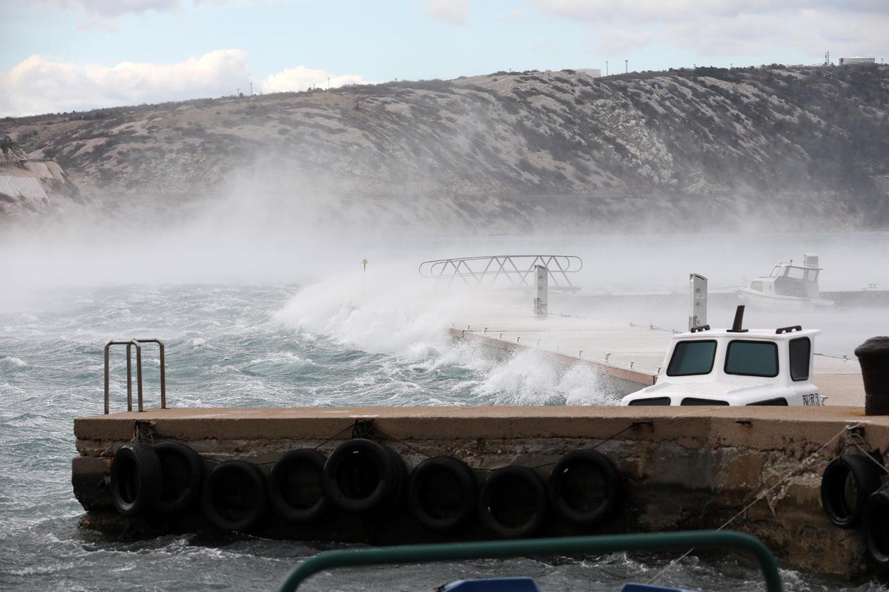 Bakarac: Olujna bura diže valove i morsku pjenu