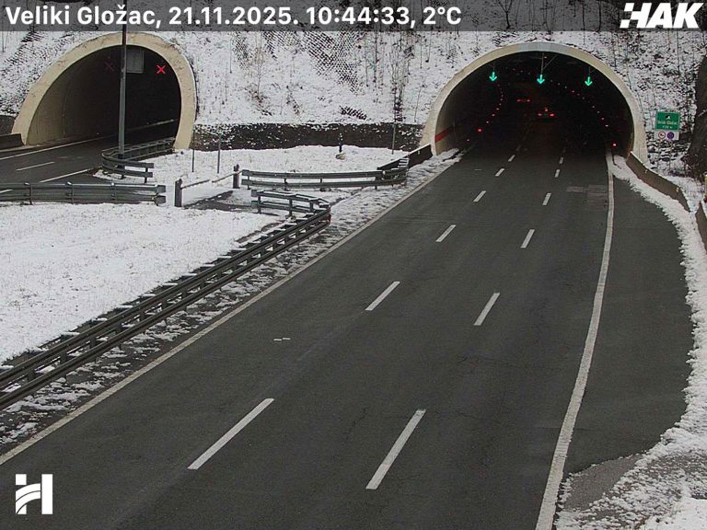 "Pretežno oblačno, povremeno s kišom i pljuskovima, u Dalmaciji obilnijima i praćenima grmljavinom. U unutrašnjosti mjestimice susnježica i snijeg, osobito u gorju uz stvaranje snježnog pokrivača", prognoza je DHMZ-a za danas.