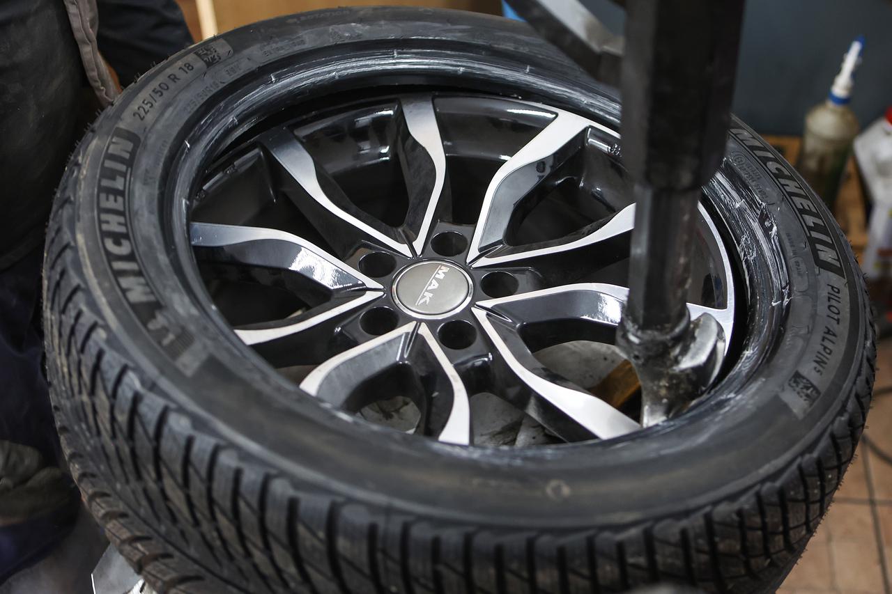 Zamjena ljetnih guma zimskima koje su obavezne na vozilima od 15. studenog do 15. travnja