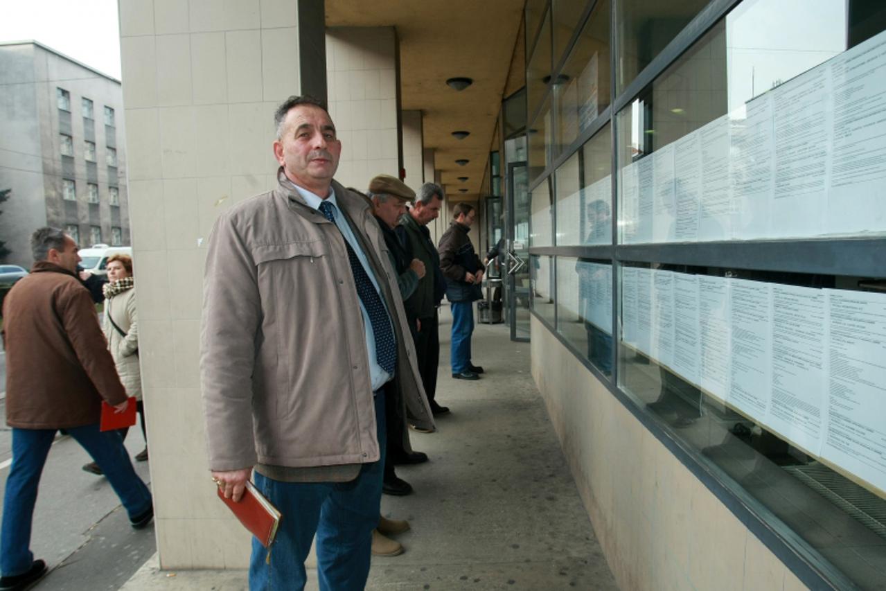 '15.12.2010., Zavod za zaposljavanje, Zvonimirova, Zagreb - Kosta Minovski, vlasnik tvrtke Taxi Cammeo, koji dolazi na Zavod objaviti oglas da zaposljava 320 takstista Photo: Sanjin Strukic/PIXSELL'