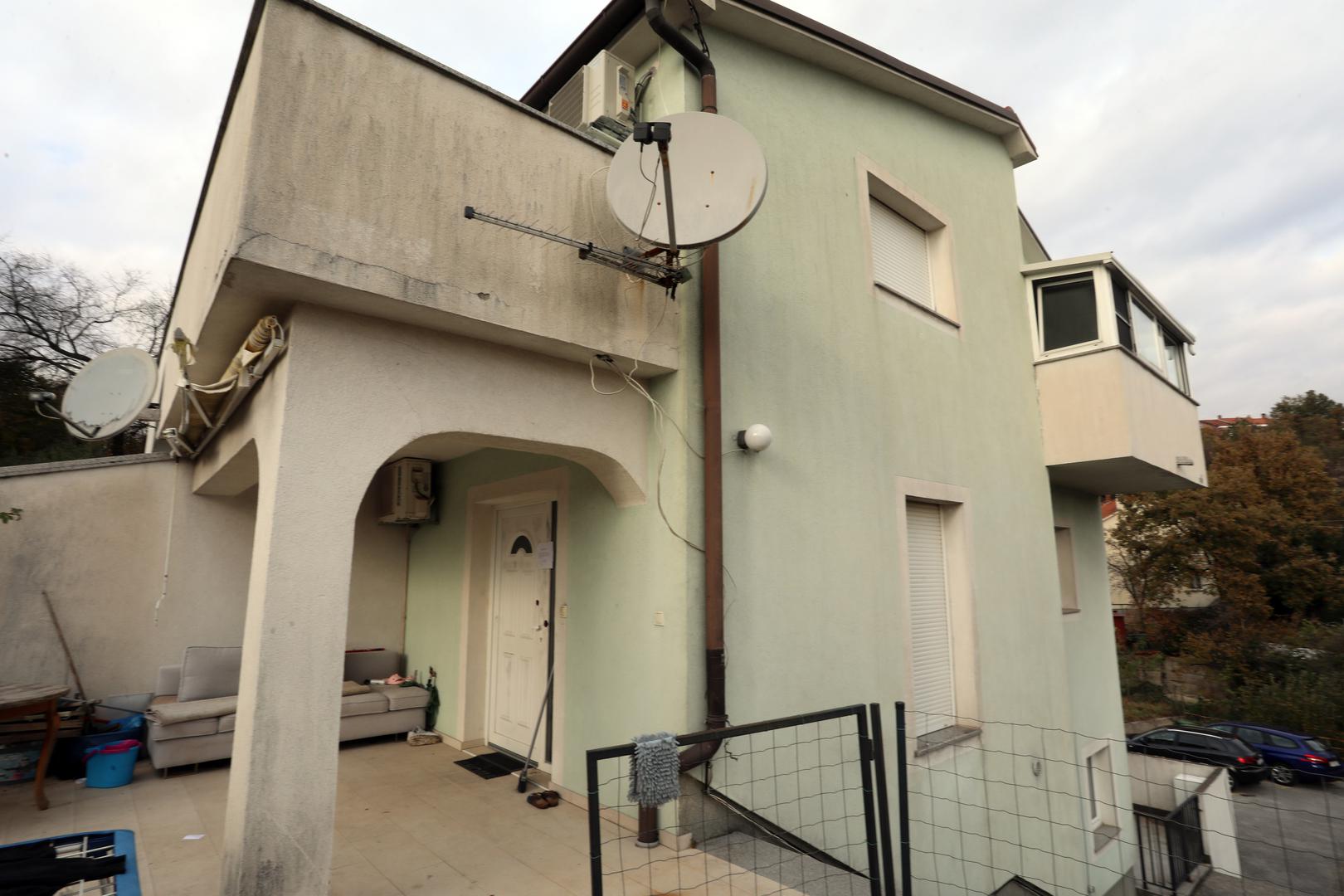 Naveli su da je zamjenica županijske državne odvjetnice, uz policijske službenike Policijske uprave primorsko-goranske, provela očevid u obiteljskoj kući na području Viškova, u kojoj je od vatrenog oružja smrtno stradao 38-godišnji muškarac. Teške tjelesne ozljede opasne po život zadobila je 37-godišnjakinja.