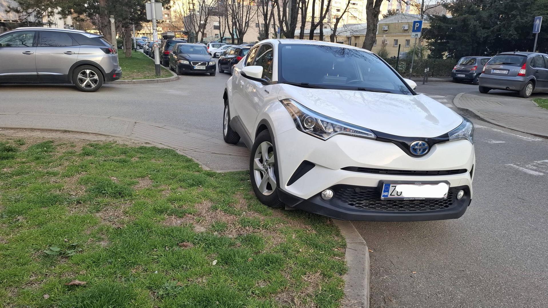 U drugom se dodaje: "Onda se čude kad netko zove pauka da digne auto".