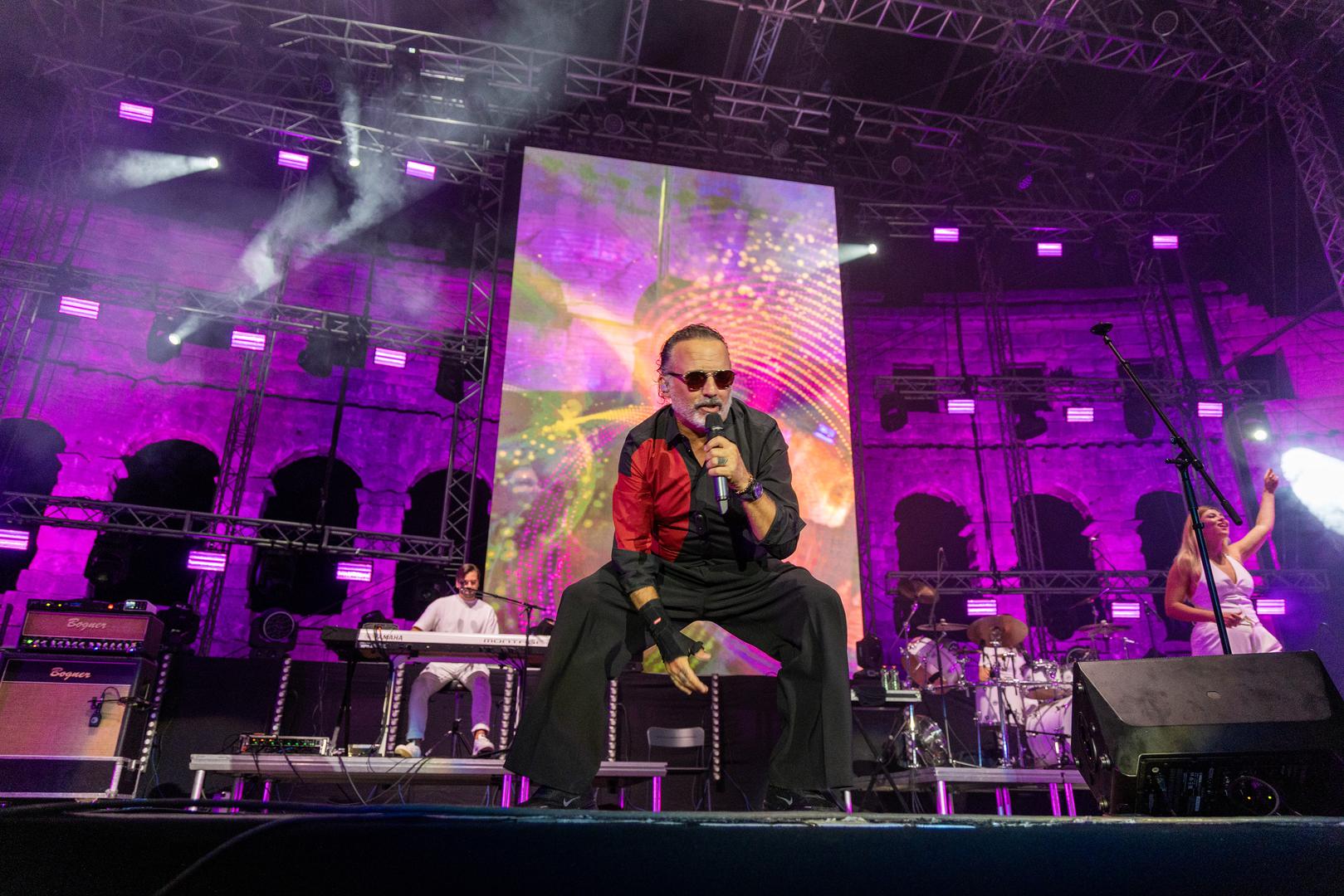 Spektakularna produkcija dodatno je upotpunila glazbenu čaroliju. Svjetlosni efekti obasjali su drevne zidine Arene i pretvorili ih u veličanstvenu kulisu koja je savršeno pratila svaki Tonyev stih.