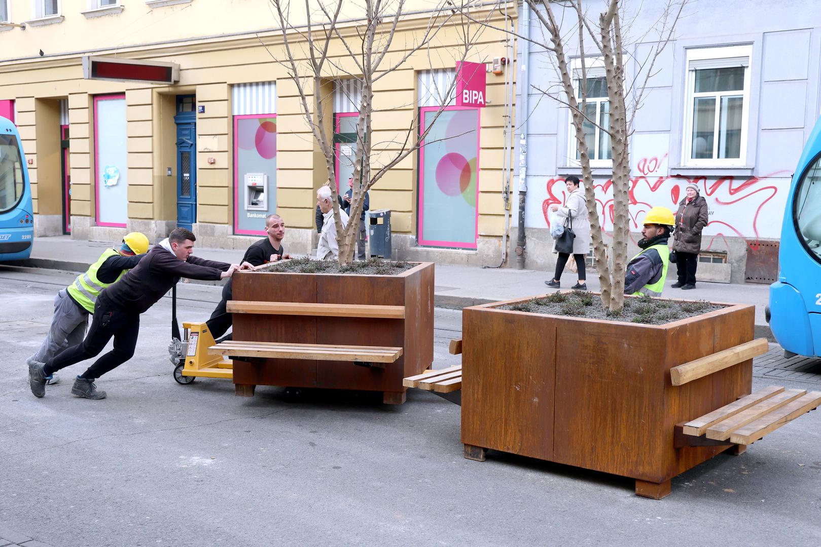 Drakšovićeva ulica u Zagrebu prošlog je tjedna dobila nove žardinjere i drvene klupe kako bi se, kao pješačka zona, ukrasila. No, već smeta radnicima koji su ih morali maknuti kako bi dovezli građevinske materijale.