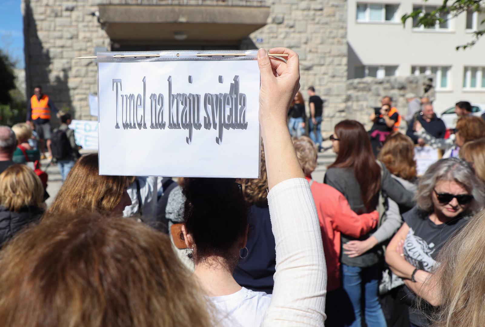 04.04.2024., Kastela - Ispred zgrade opcine u Kastel Sucurcu mirni prosvjed protiv izgradnje tunela Kozjak. Photo: Ivana Ivanovic/PIXSELL