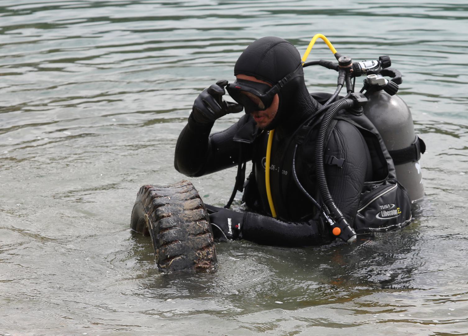 23.04.2023.,Zaton-U sklopu akcije Vecernjeg lista Rezolucija zemlja u mjestu Zaton u opcini Sibenik sudjelovale su udruge,Kulturna ekoloska udruga Caretta,Power lifting klub Sibenik,Ekoloska udruga Stribor i udruga Titilus iz Lozovca.Akciji ciscenja odazvalo se vise od dvadeset clanova,ronilaca i cistaca a ociscen je dio kupalista Sarina draga od cca 2 kilometra. Photo: Dusko Jaramaz/PIXSELL