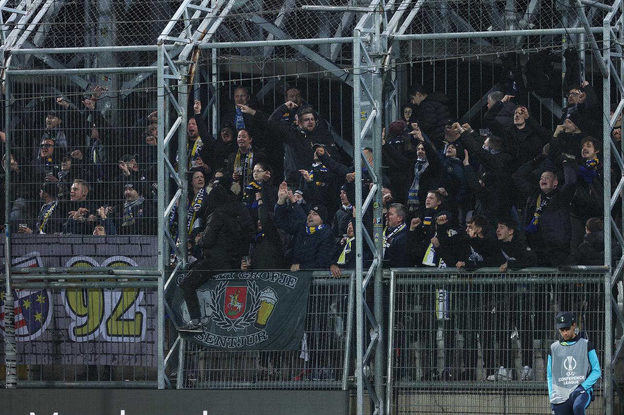 Atmosfera na tribinama tijekom utakmice 5. kola Konferencijske lige između Rijeke i Celja