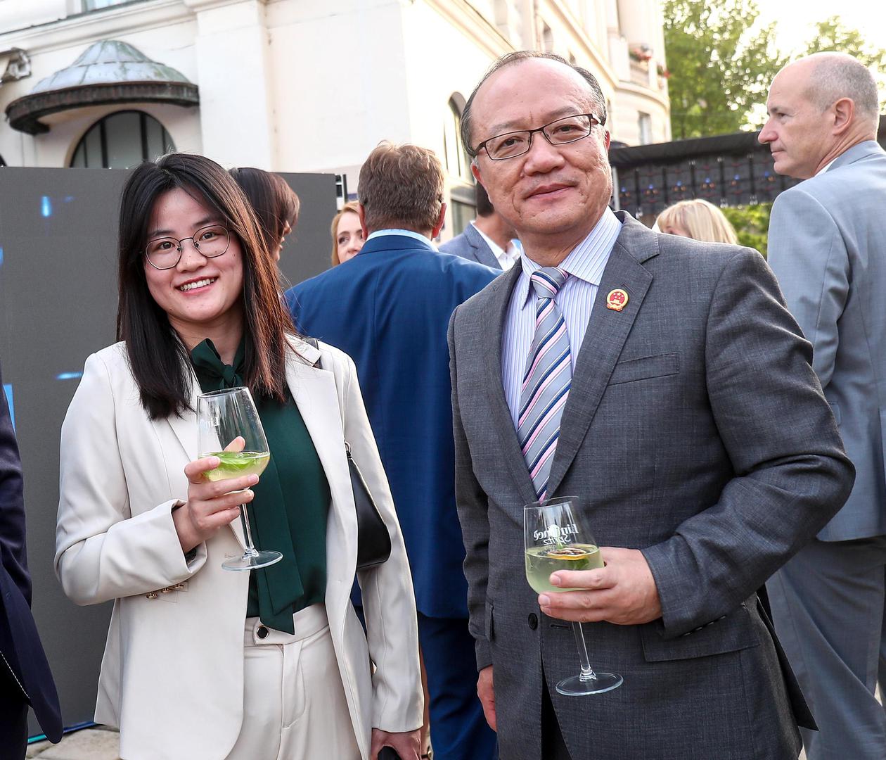 pomoćnica veleposlanika Dongxu Wu i kineski veleposlanik u Hrvatskoj Qi Qianjin 