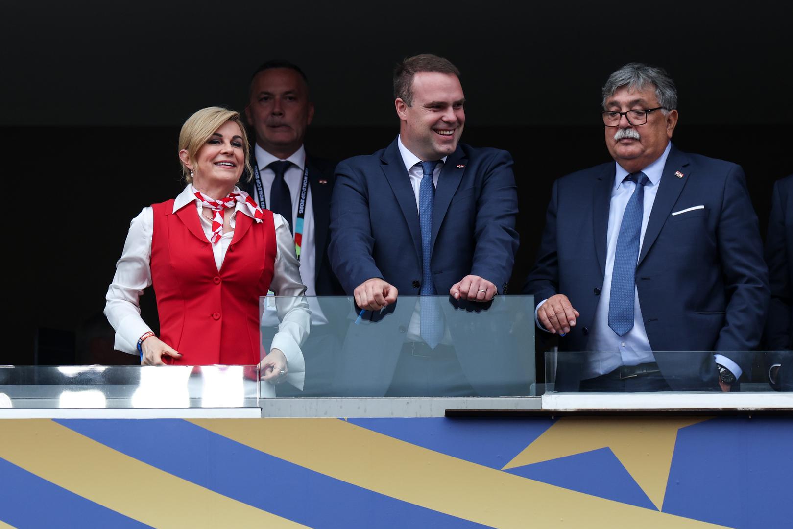 Na stadionu u Philadelphiji okuplja se niz uzvanika iz hrvatskog javnog i sportskog života koji utakmicu prate uživo s tribina.