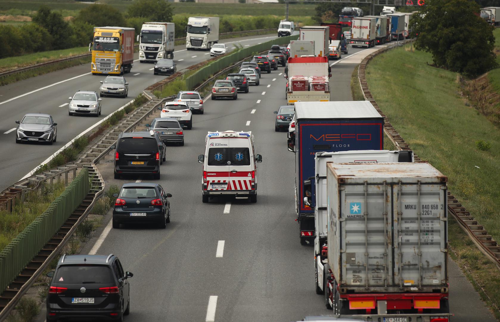 Naime, prema zagrebačkim vatrogascima, među ozlijeđenima su i muškarac te dijete od oko dvije godine koji su zadobili teže ozljede i prevezeni su u bolnicu.