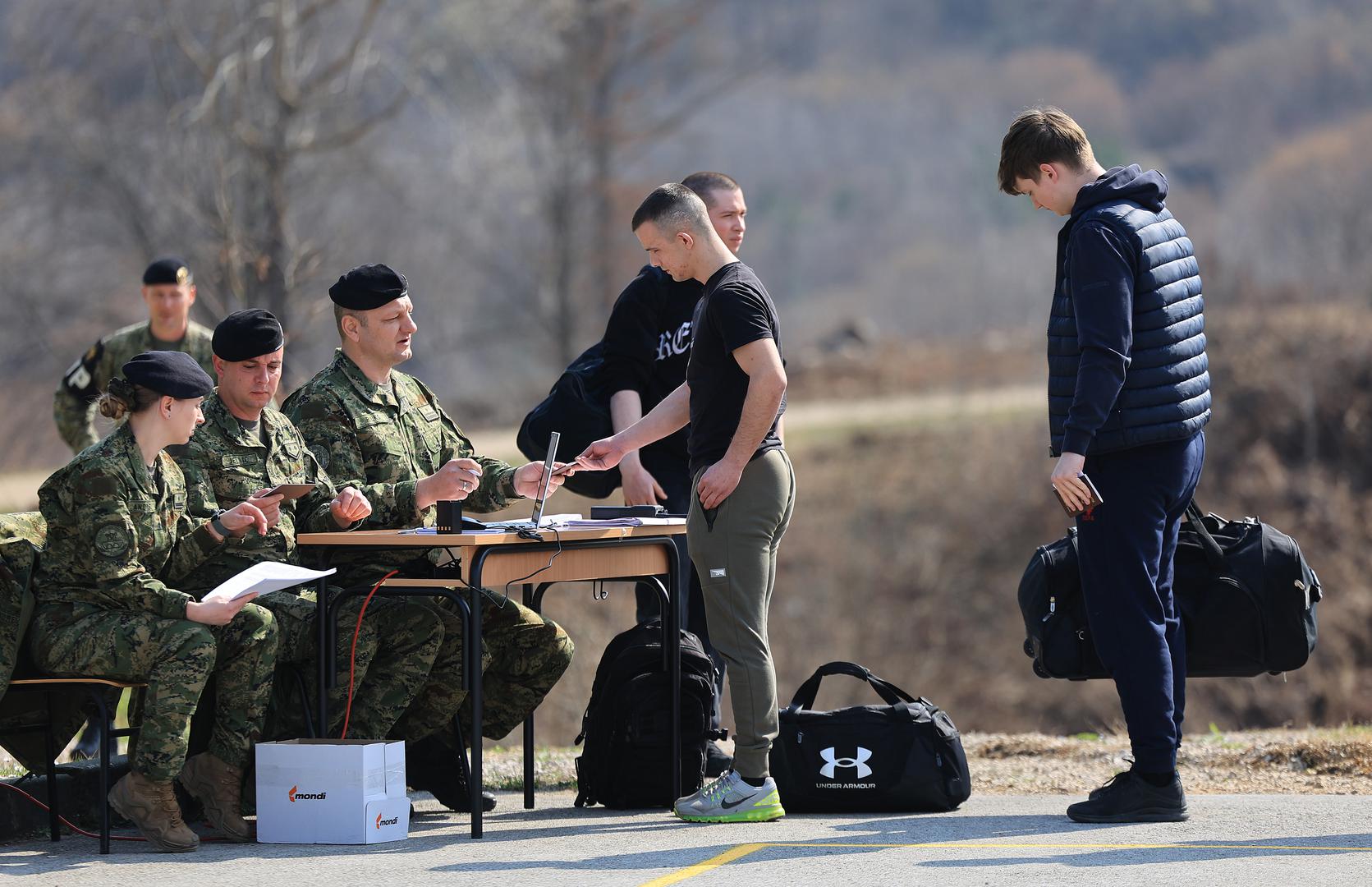 U vojarnama u Kninu, Slunju i Požegi danas je započelo temeljno vojno osposobljavanje (TVO), a na obuku je upućeno ukupno 800 ročnika i ročnica. 