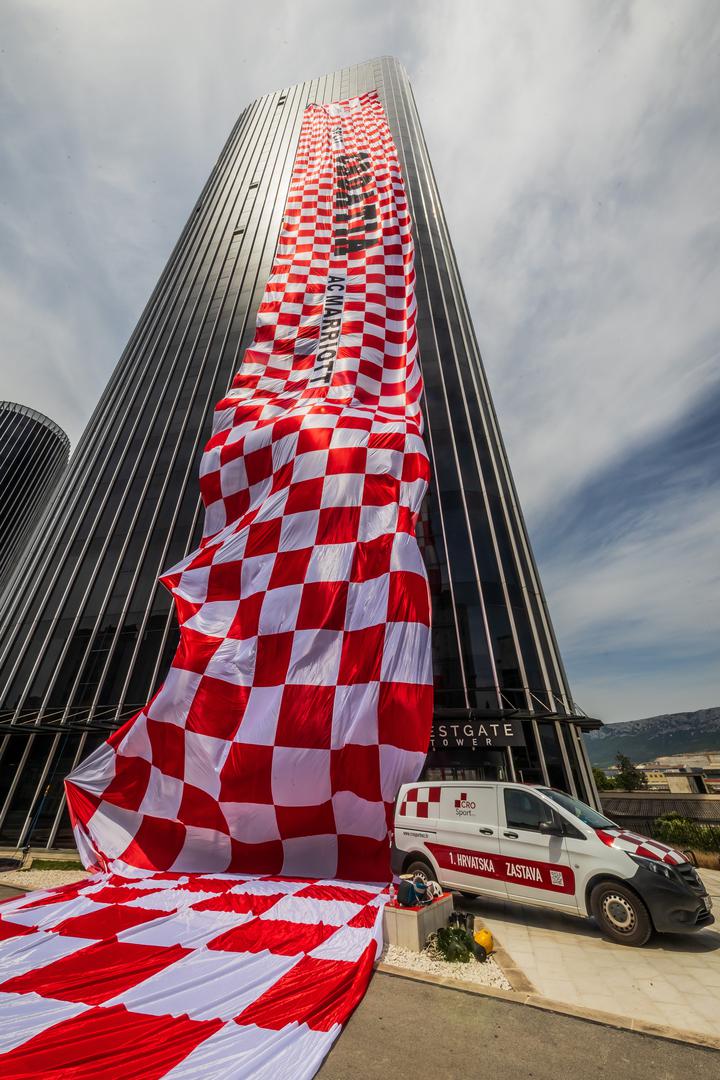 09.06.2024., Split - Postavljanje najvece zastave na najvecu zgradu u Hrvatskoj. Photo: Zvonimir Barisin/PIXSELL