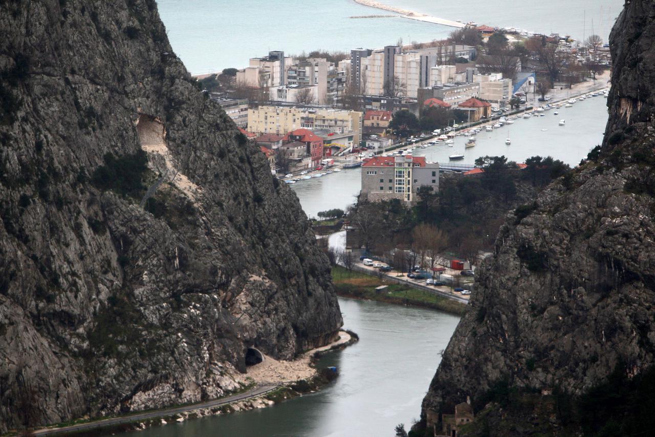 Tunel u Omišu