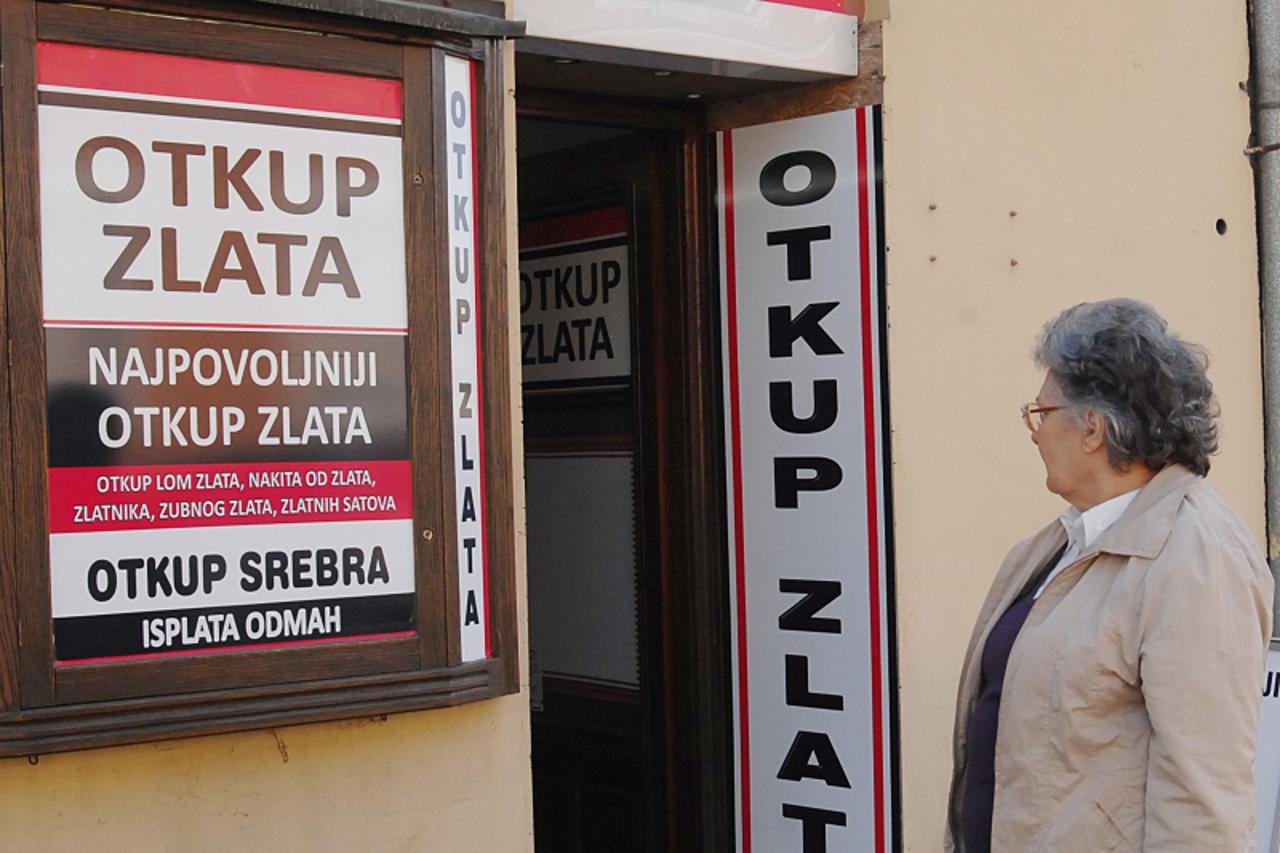 \'12.04.2011., Sisak - Sve vise Siscana odlucuje se za prodaju zlata. Photo:Nikola Cutuk/PIXSELL\'