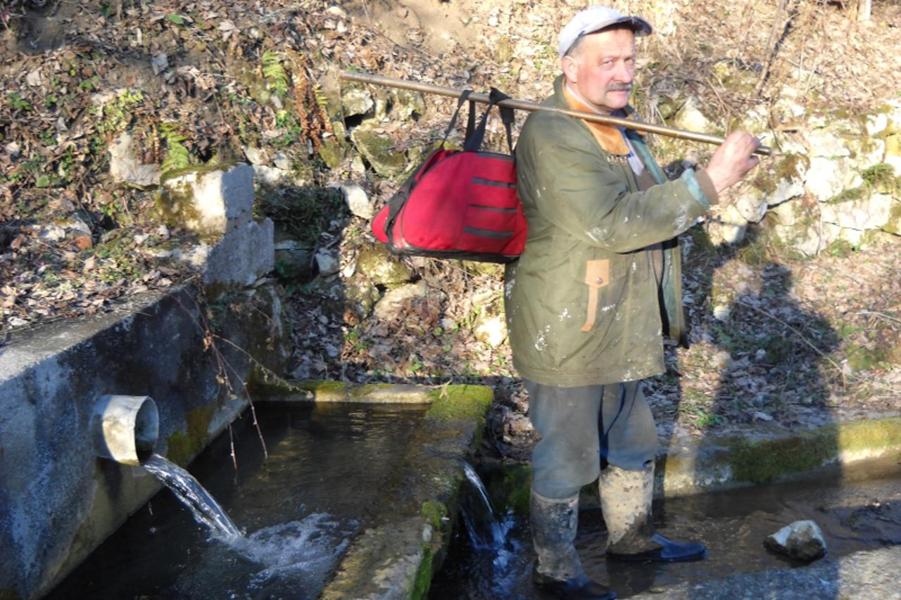 Branko Lazarević vodu prenosi s izvora u bocama i torbi