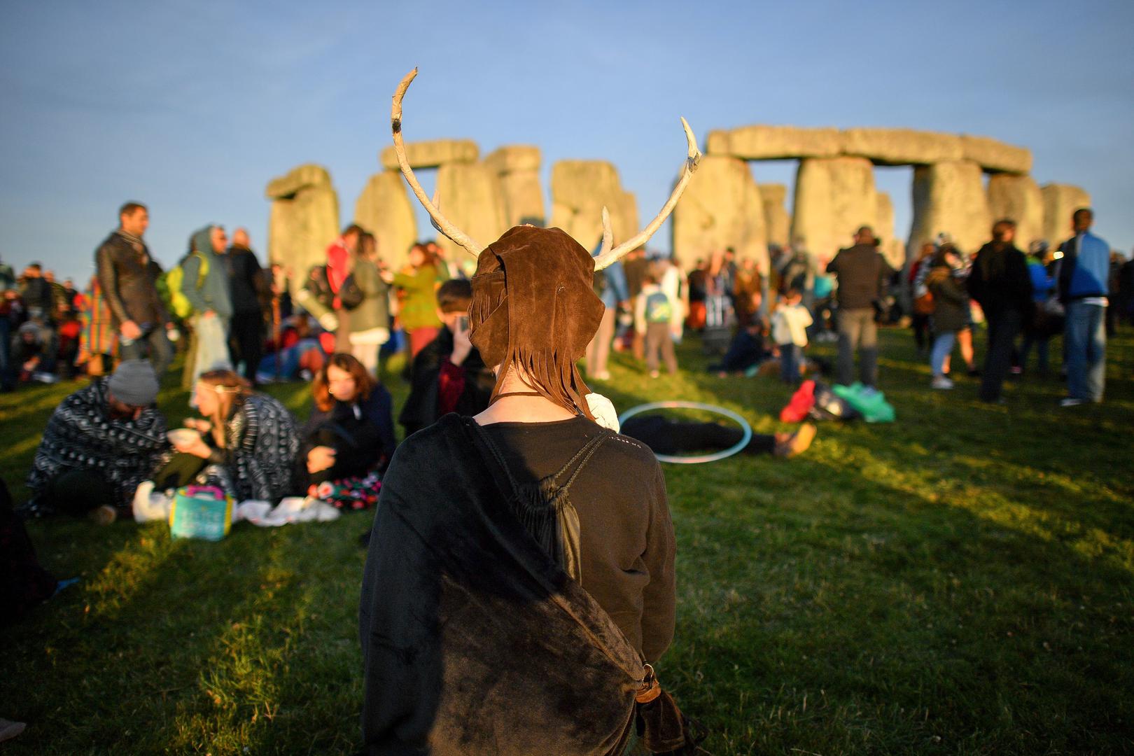 Baš kao i zimski solsticij, ljetni solsticij ima veliko značenje za pagane, drevne i moderne. Sjeverno-europski pagani još uvijek slave ljetni solsticij festivalom Midsummer, gdje se mnogi okupljaju kako bi gledali sunce kako dosiže najvišu točku u monolitnim strukturama Stonehengea.