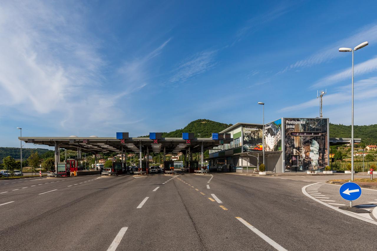 Strani džavljani ulaze u RH na graničnom prijelazu Kaštel