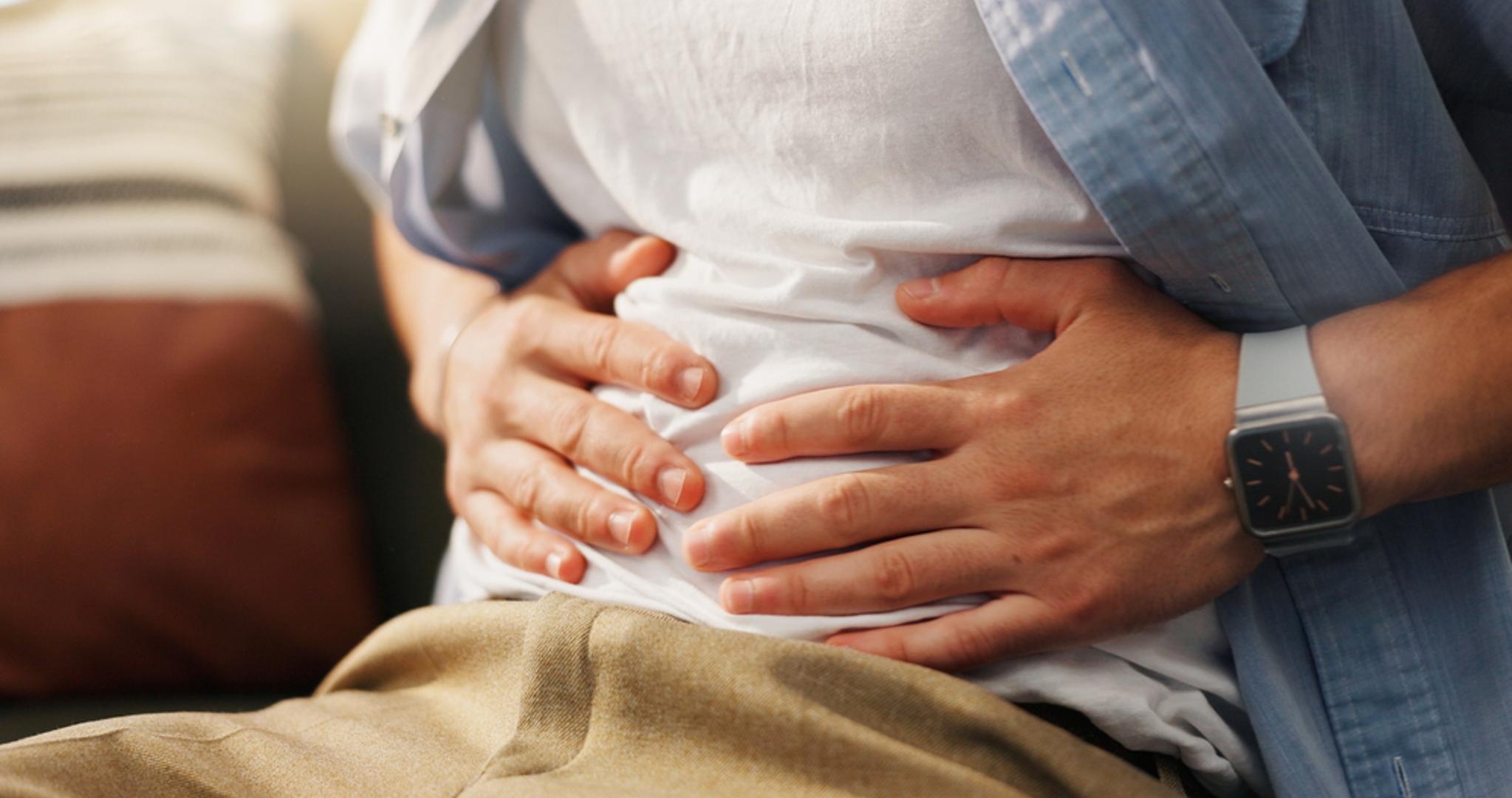 Od koštica voća do sirovih mahunarki i divljih gljiva, priroda ponekad krije sastojke koji mogu izazvati mučninu, probavne smetnje, alergijske reakcije, pa čak i ozbiljna trovanja. Dobra je vijest da se većina problema može izbjeći jednostavnim pravilom: znati što se jede, kako se priprema i koje dijelove namirnice treba zaobići.