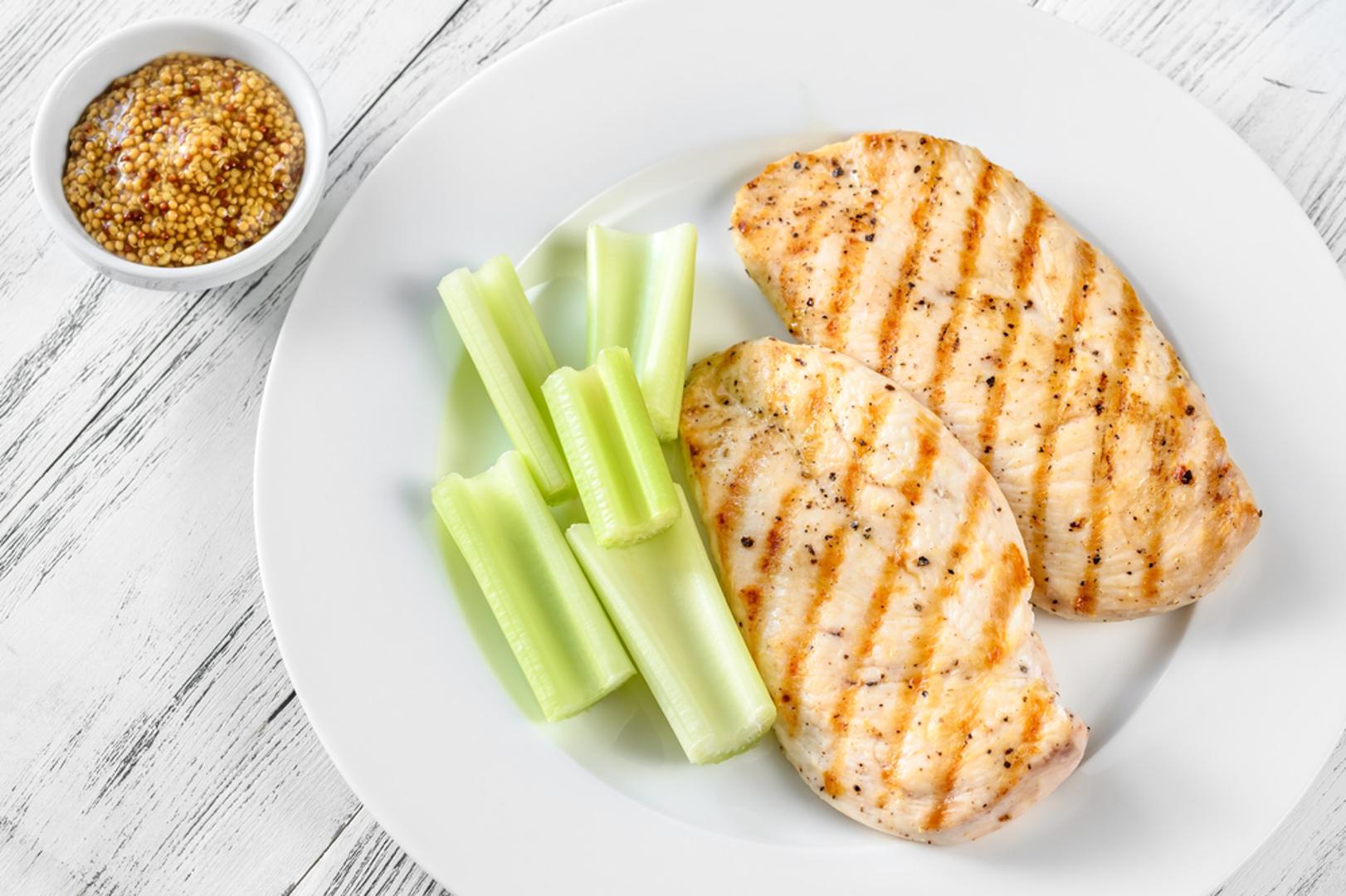 Dukan dijeta: Dukan dijeta postala je popularna jer je obećavala brzo mršavljenje kroz vrlo visok unos proteina i minimalno ugljikohidrata, uz faze (napad, krstarenje, konsolidacija, stabilizacija). U praksi je mnogima davala brze rezultate na početku jer je bila restriktivna i smanjivala apetit, ali je zahtijevala disciplinu i često je bila monotona. 