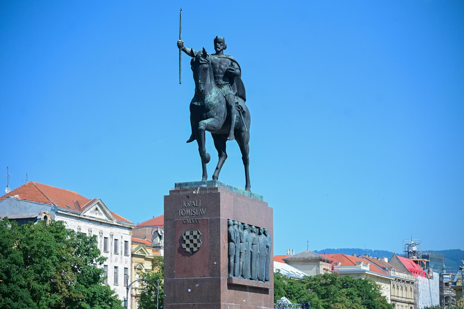 Nakon čišćenja spomenika banu Josipu Jelačiću na glavnom gradskom trgu, na red je došlo i "ušminkavanje" spomenika kralju Tomislavu na Glavnom kolodvoru.