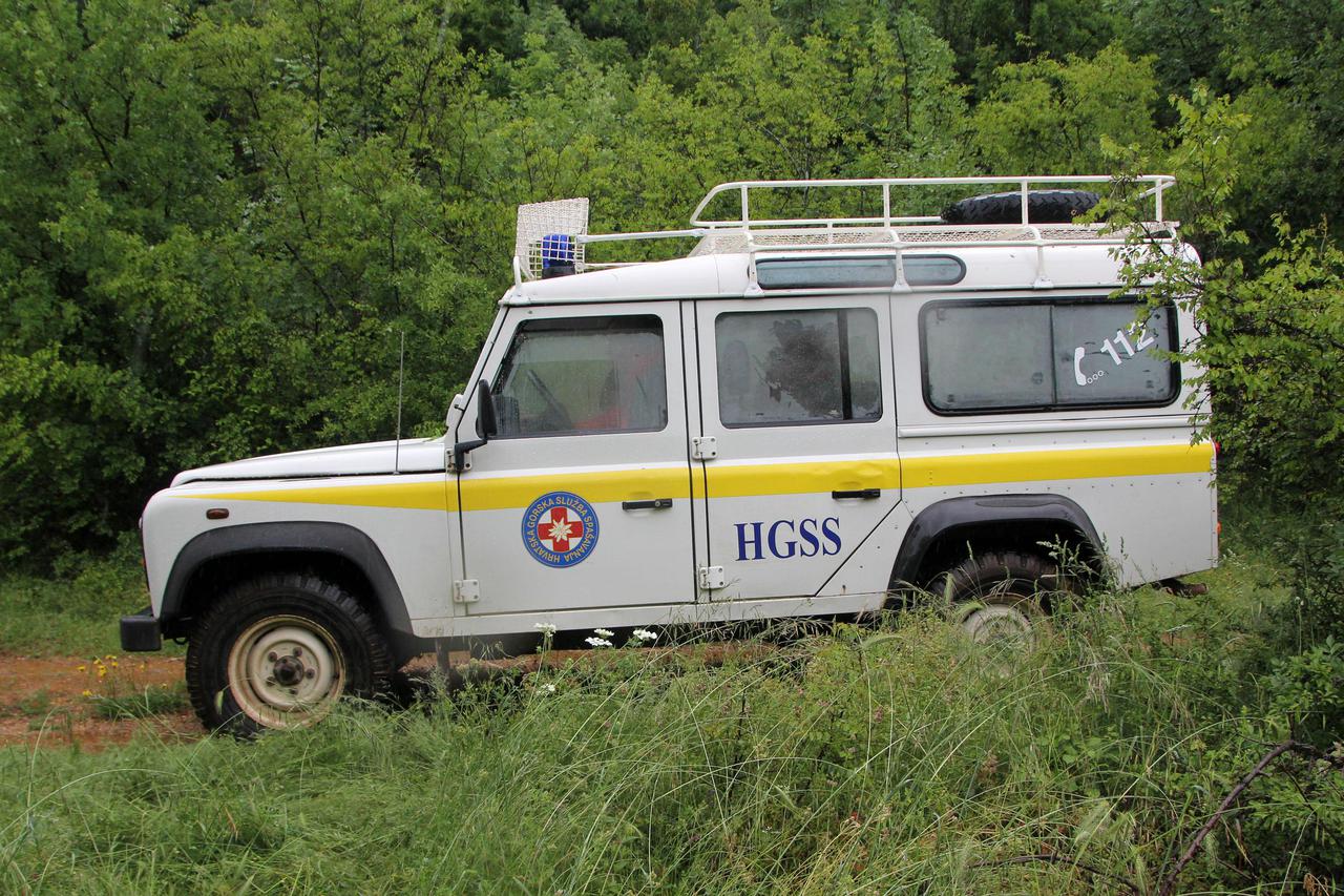 Donji Kljaci: HGSS spasio 90-godišnjakinju iz jame pune vode