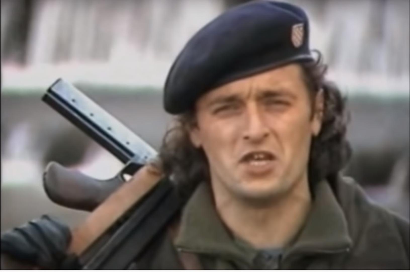  Pjevač se rodio i odrastao u Čavoglavama.