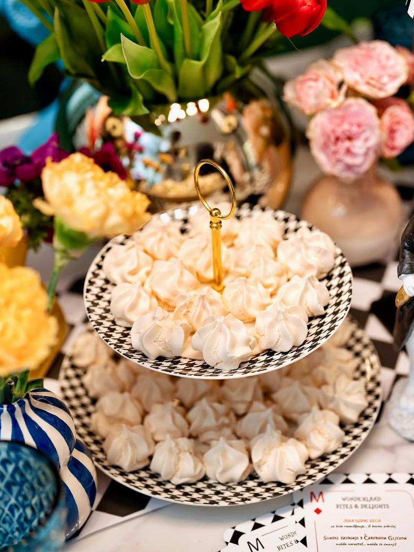 Inspiriran čarolijom Alise u zemlji čudesa, moj uskrsni stol ove je godine postao mala bajka – mjesto gdje vrijeme na trenutak staje, gdje su boje življe, a osmijesi iskreniji… Kao da je Bijeli Zec upravo protrčao kroz prostoriju, a Šeširdžijina čajanka oživjela među cvijećem i svijećama...