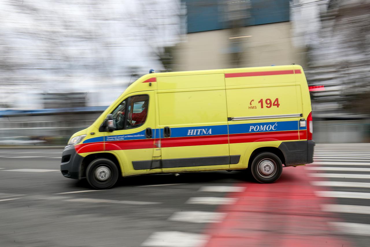 Zagreb: Djelatnici hitne pomoći točno u podne upalili sirene kako bi ukazali na svoje nezadovoljstvo 