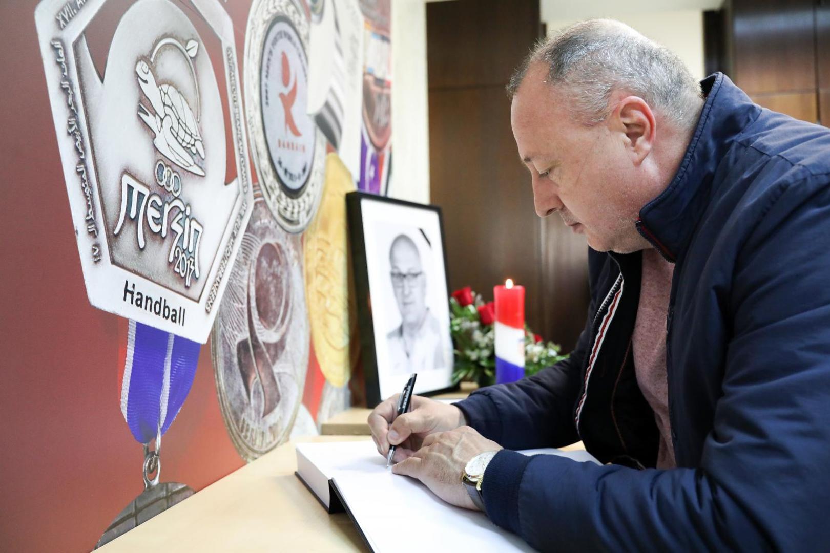 Počast su Saračeviću odali i ostali čelnici domaćeg rukometa.