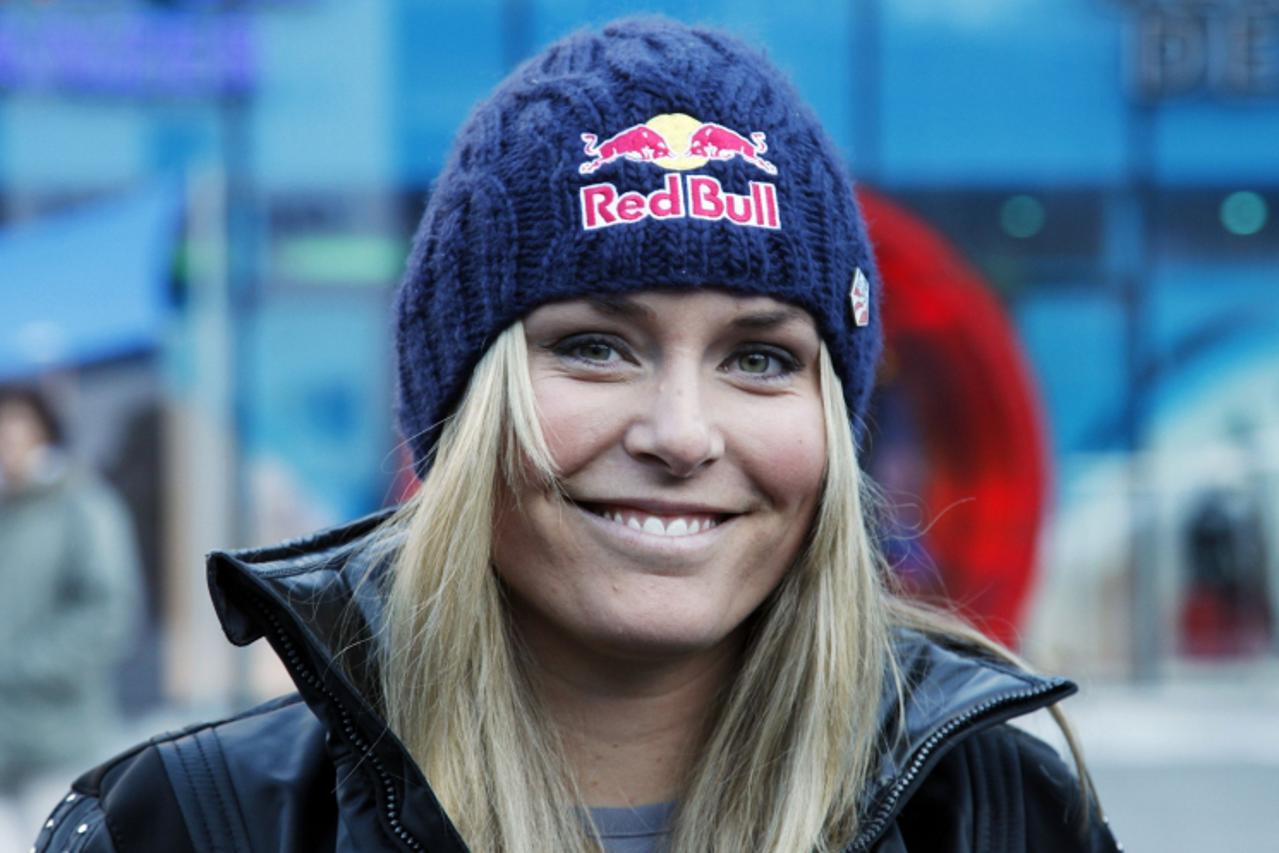 \'Lindsey Vonn of the U.S. arrives for a news conference in Soelden October 21, 2010. The Alpine Ski World Cup season opens with a women\'s and a men\'s Giant Slalom on the Rettenbach glacier in the T