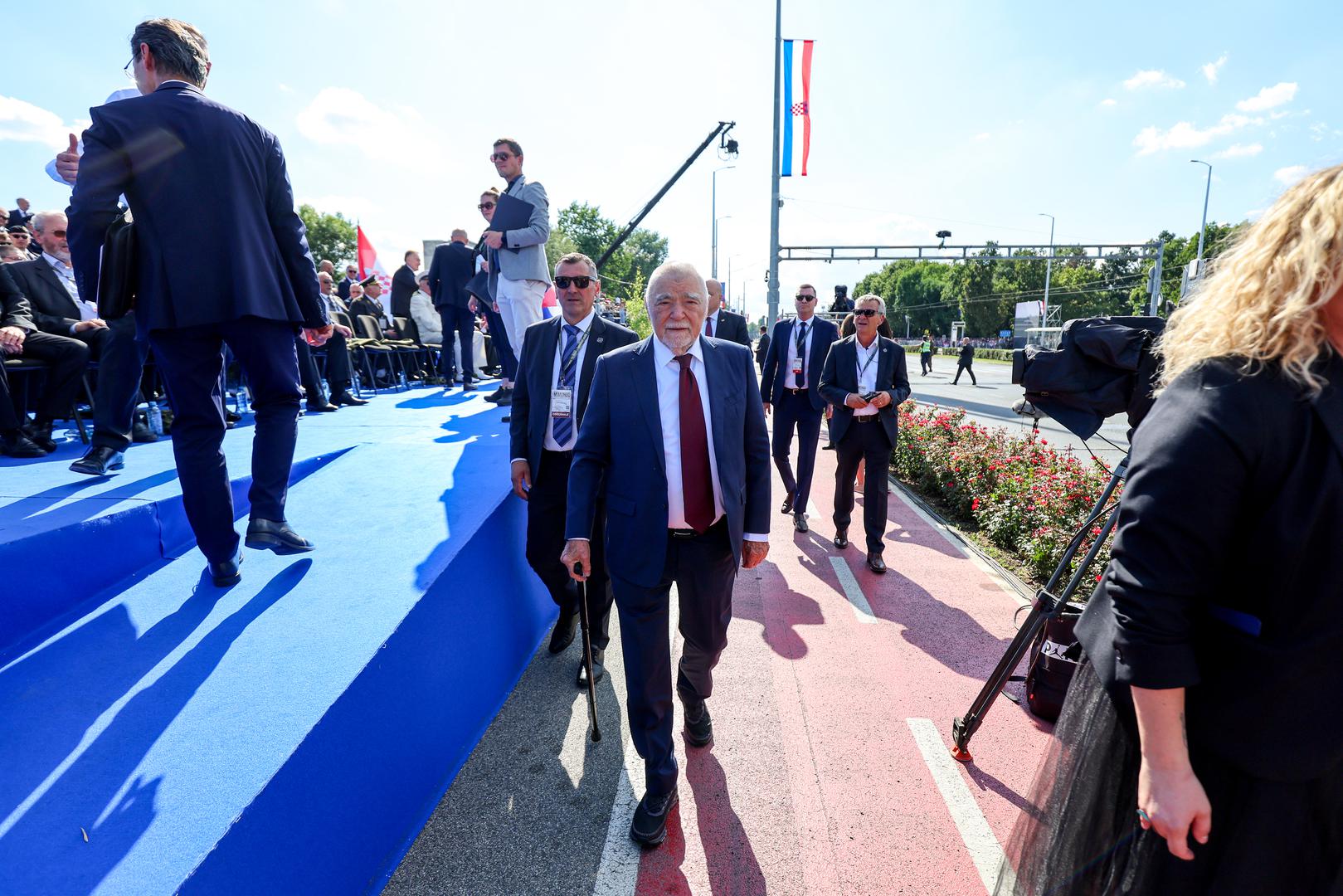 Brojne građane i uzvanike u svečani mimohod uveli su hrvatski branitelji i braniteljice koji su, zajedno sa stradalnicima Domovinskog rata, mladim kadetima pobjedničke Hrvatske vojske predali zastavu kakva se od 5. kolovoza 1995. vijori na Kninskoj tvrđavi u spomen na pobjedu u VRO Oluja.

