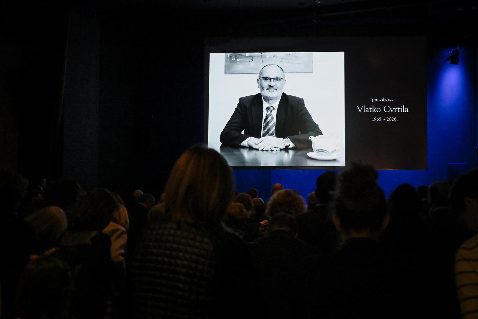 U ime prijatelja govorio je Jakov Radošević, istaknuvši kako je imao privilegij poznavati Cvrtilu kroz rasprave koje su “trajale dulje nego što su planirali i završavale tamo gdje nismo ni ja ni on očekivali”.

